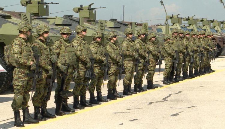 Serbia po e rikthen shërbimin e detyrueshëm ushtarak