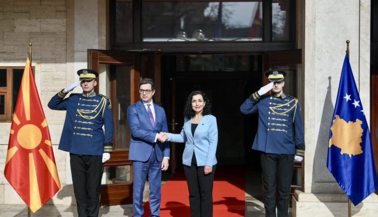 Presidentja e Kosovës Vjosa Osmani takohet me presidentin e Maqedonisë së Veriut, Stevo Pendarovski