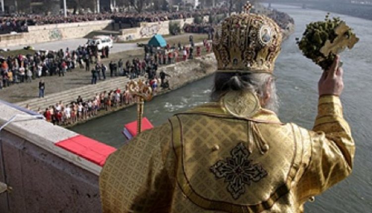 Besimtarët ortodoksë sot festojnë Epifaninë-Voditsin