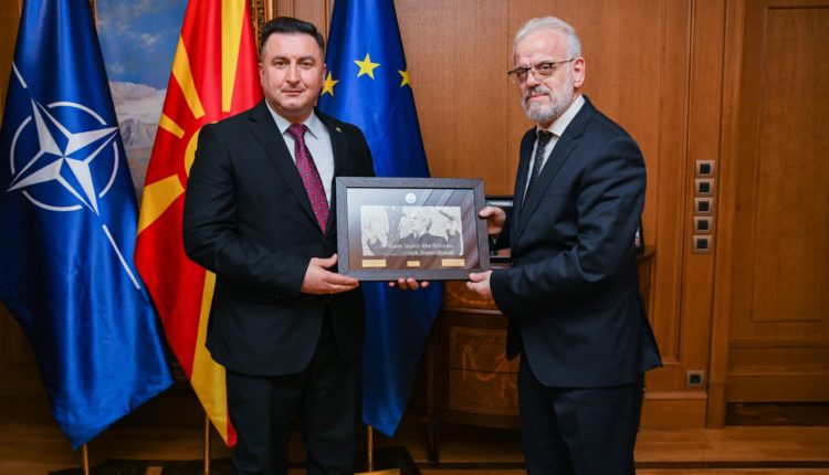 Rektori i UT-së Prof. Dr. Jusuf Zejneli realizoi takim pune me Kryeministrin e RMV-së z. Talat Xhaferi