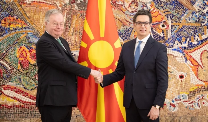 Presidenti Pendarovski i pranoi letrat kredenciale të ambasadorit, Brendan Vard