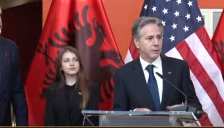 Blinken falenderon shqiptarët: E ndjej ambientin e ngrohtë, piramida u rindërtua nga fondi shqiptaro-amerikan