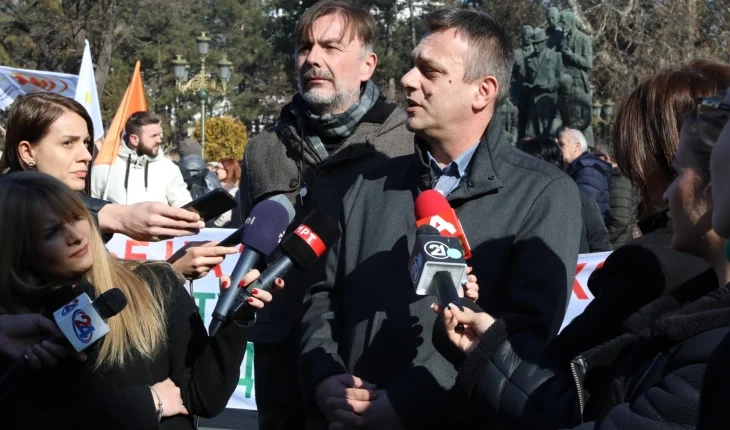 KSL në protestë para Kuvendit për shkak të miratimit të Ligjit për nëpunësit administrativ