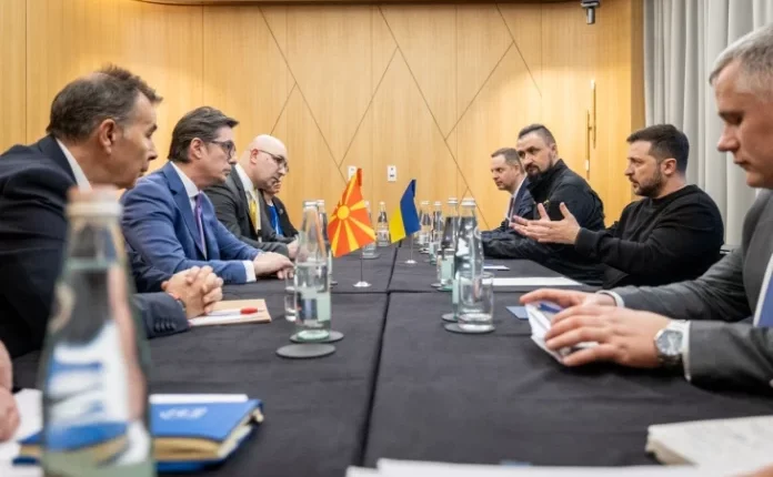 Pendarovski takoi Zelenskyn në Tiranë: Maqedonia e Veriut mbështet anëtarësimin e Ukrainës në NATO