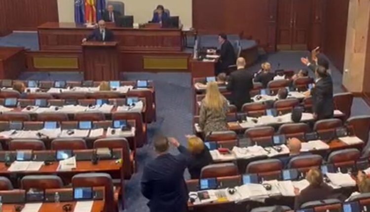 Rrëmujë në Kuvend pasi Milloshoski e quan kryeministrin Talat Ajnshtajn Xhaferi