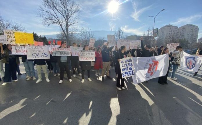 Studentët protestojnë para MASH-it: “S’duam lëmoshë, vetëm atë që na takon”!