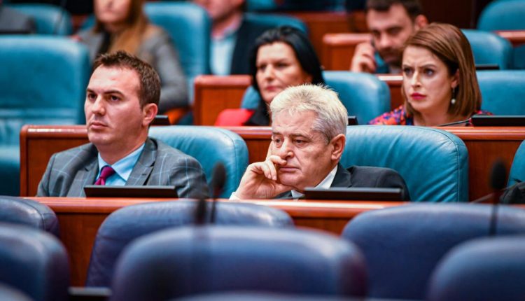 Grubi: Kryeministri shqiptar shkarkoi dy ministra të VMRO DPMNE-së