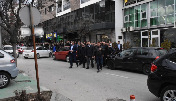 Tetovarët në mbështetje të madhe për Bujar Osmanin (VIDEO)