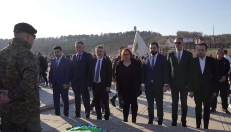 ASh në Qendrën Memoriale të Jasharajve në Prekaz, për të shënuar Ditën e Pavarësisë së Kosovës