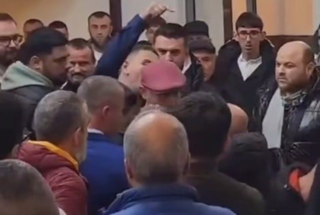 Sherri me Myftiun te xhamia “Dine Hoxha”, Kalaja: 4-5 veta nuk përfaqësojnë xhaminë. Besimtarët: S’janë prej nesh (VIDEO)