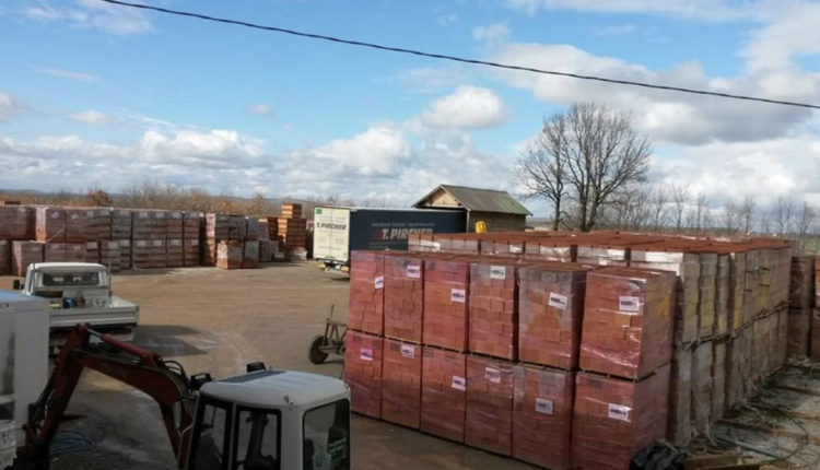 Sulmohet i punësuari në një depo për materiale ndërtimore në Gostivar