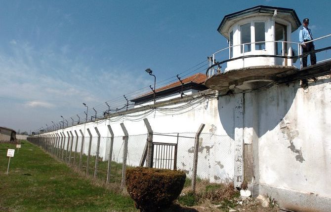 I punësuari në ARM kapet duke hedhur një çantë me 10 celularë në Burgun e Idrizovës