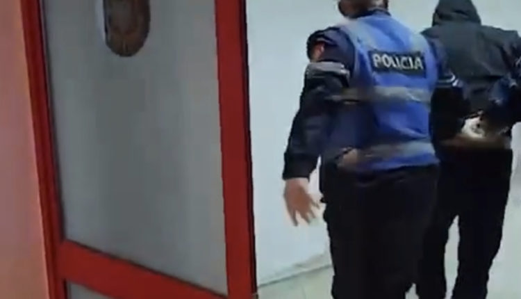 Frikë në Tiranë, një burrë kërcënon familjen me sëpatë në dorë