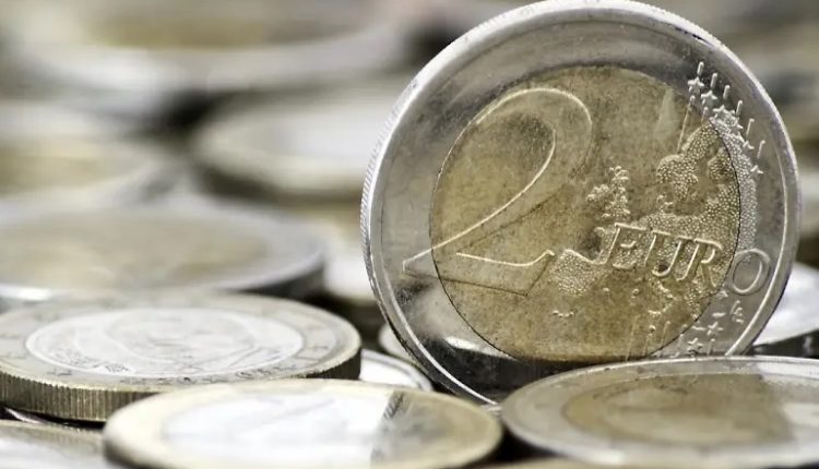 Rreth 15 mijë euro të falsifikuara në një bankë në Podujevë, punonjësja i dërgon në polici
