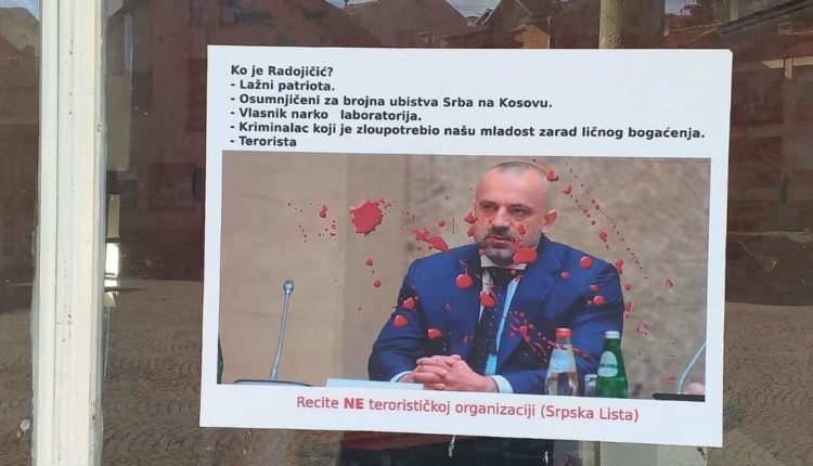 “Patriot i rrejshëm, terrorist”, shfaqen postera kundër Radoiçiqit në veri