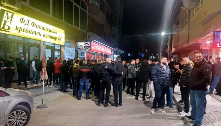 Aktivistë të ASH-së mblidhen para shtëpisë së Taravarit