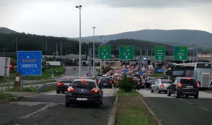 Bujqit grekë bllokojnë kufirin me Maqedoninë e Veriut