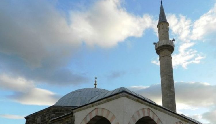 Imami i xhamisë goditet me bishtin e sëpatës – ja në cilin qytet shqiptar ka ndodhur ngjarja!