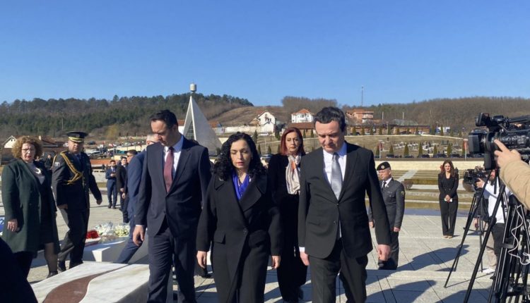 Përfaqësuesit shtetërorë bëjnë homazhe në Kompleksin Memorial “Adem Jashari”