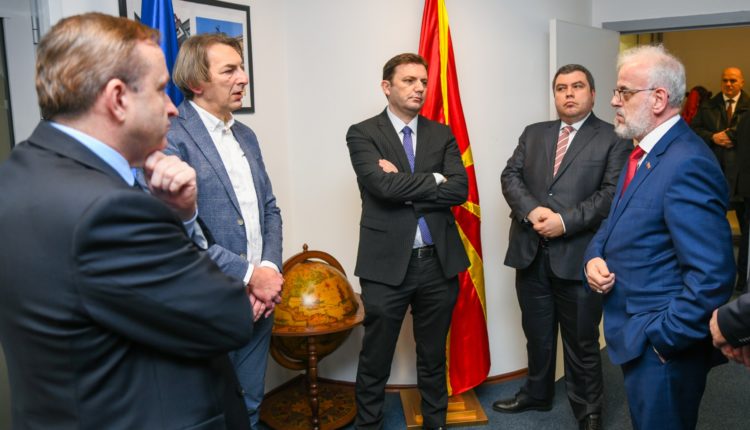 Osmani dhe Xhaferi në stacionin mobil për dokumente udhëtimi në Bruksel: “Jemi duke punuar drejt lehtësimeve të reja për shërbime konsullore më të shpejta dhe më efikase për qytetarët tanë jashtë vendit”