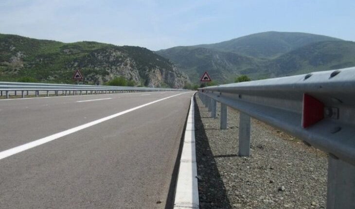 Qarkullimi në rrugët shtetërore po zhvillohet në kushte dimërore, në rrugë të thata