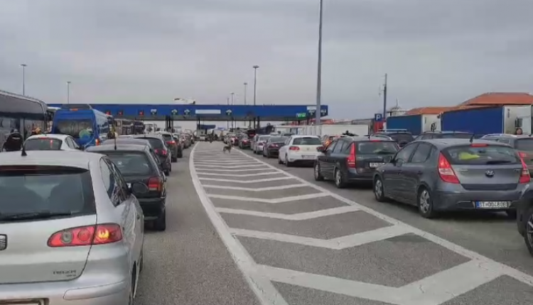 Fundjava e parafundit për kalimin e kufirit me dokumente të vjetra, turmë e madhe dhe kolona automjetesh në Tabanoc