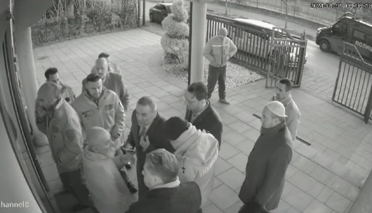 Pamje të reja/ Tensione në Myftinë e Tetovës, Selver Ismaili me grupën e tij tenton të futet me forcë brenda objektit (VIDEO)