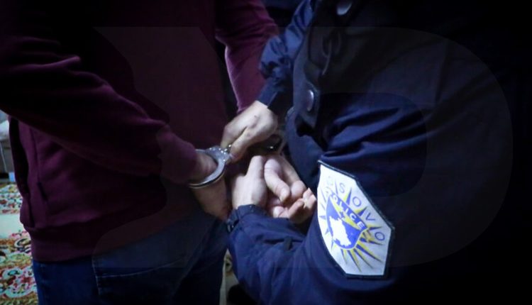Arrestohen dy shqiptarë dhe një serb në Leposaviq, u kapën duke kontrabanduar mallra