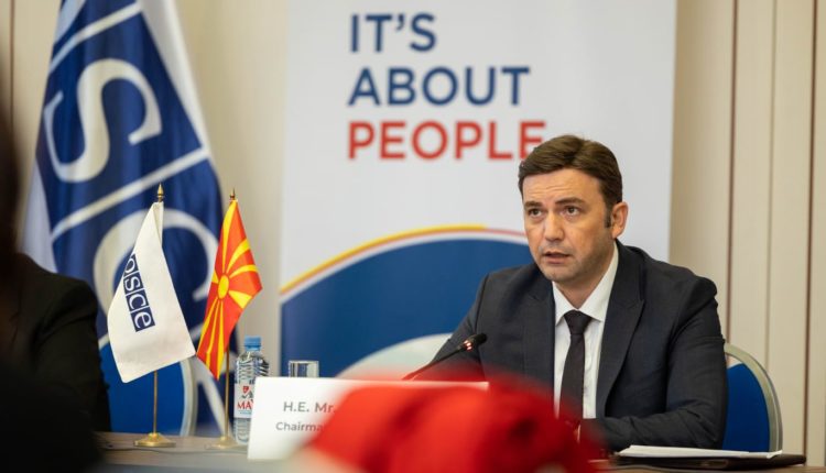 Nëse ndodheni jashtë vendit pas 12 Shkurtit me dokumente të vjetra/ Osmani: Do të mund të kthehen me fletë-udhëtimi