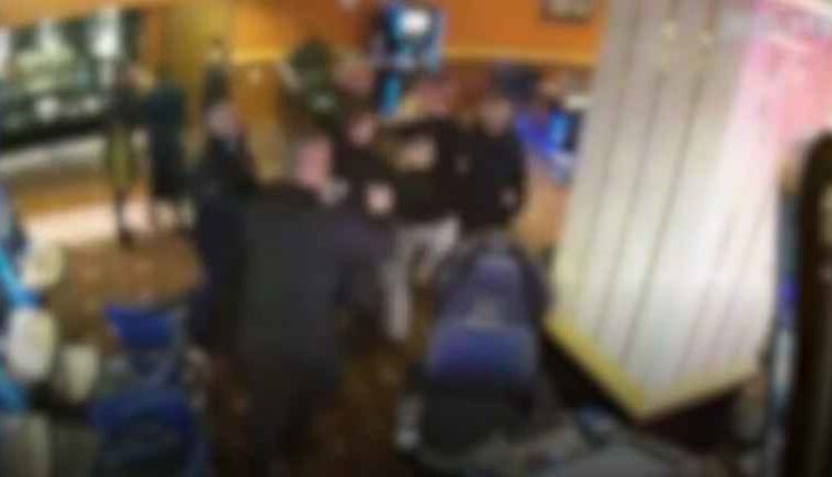 Policë rrahin sigurimin e një kazinoje