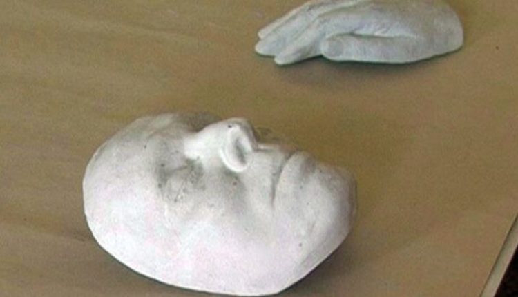 Maska mortore e Enver Hoxhës, si iu bë pas vdekjes dhe ku fshihet ajo