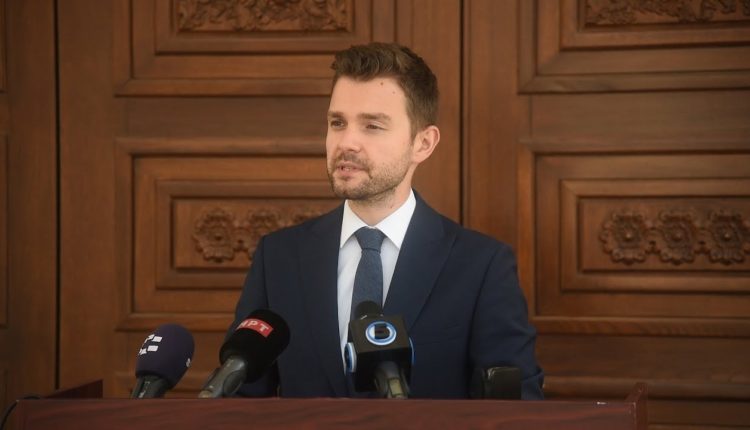 Mucunski: Tre ambasadorë janë ftuar për bisedë në ministri