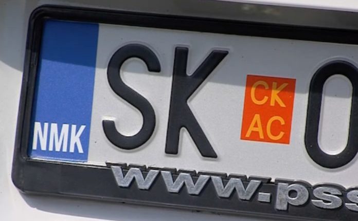 Deri më 12 shkurt targat e veturave duhet të ndryshojnë në “NMK”, afishet do të kushtojnë nga 30 deri në 50 denarë