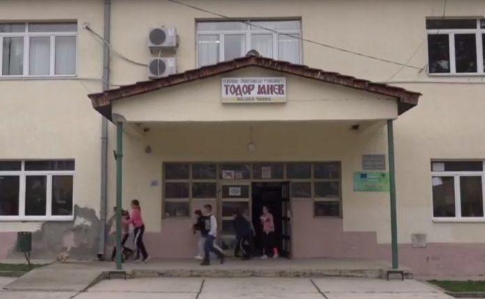 Dyert e shkollës në Çashkë të mbyllura për nxënësit shqiptarë që nga shtatori