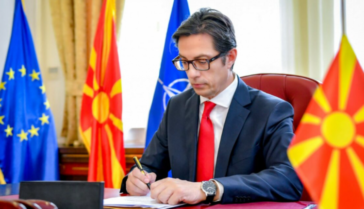 Pendarovski e nënshkroi dekretin për ndryshimet ligjore me të cilat deri më 31 dhjetor prolongohet validiteti i patentëve të shoferit me emrin e vjetër kushtetues