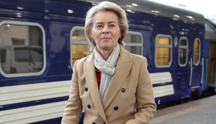 “Më shumë se kurrë, ne qëndrojmë fort pranë Ukrainës”, Von der Leyen në Kiev për përvjetorin e dytë të luftës