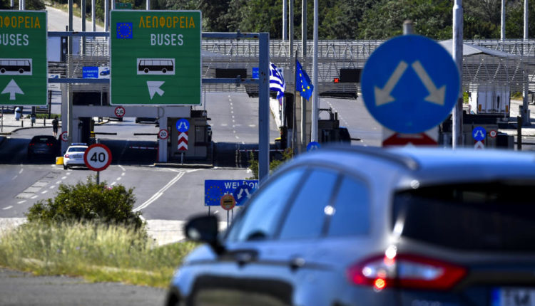 Policia greke nuk i lejoi bujqit që ta bllokojnë vendkalimin kufitar Evzoni – Bogorodicë, komunikacioni zhvillohet normal