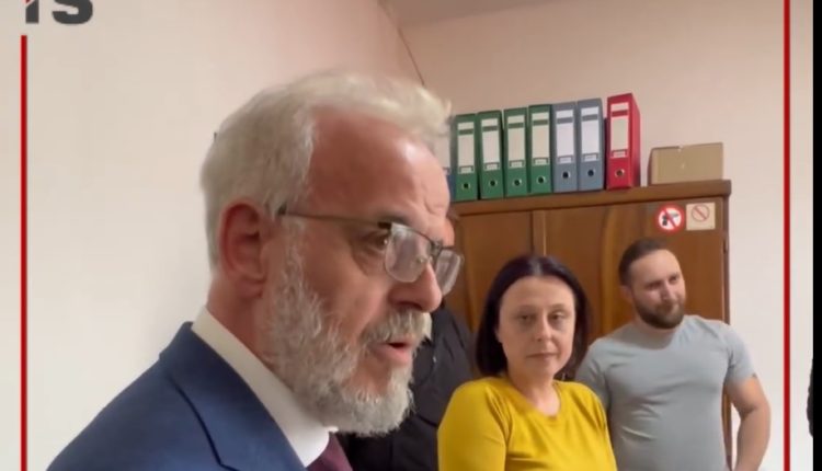 Kryeministri pa paralajmërim në SPB-Tetovë bën për pesë pare të punsuarit në sektorin e dokumentave (VIDEO)