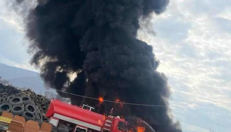Zjarrfikësit shuan goma të djegura në Zhelinë të Tetovës