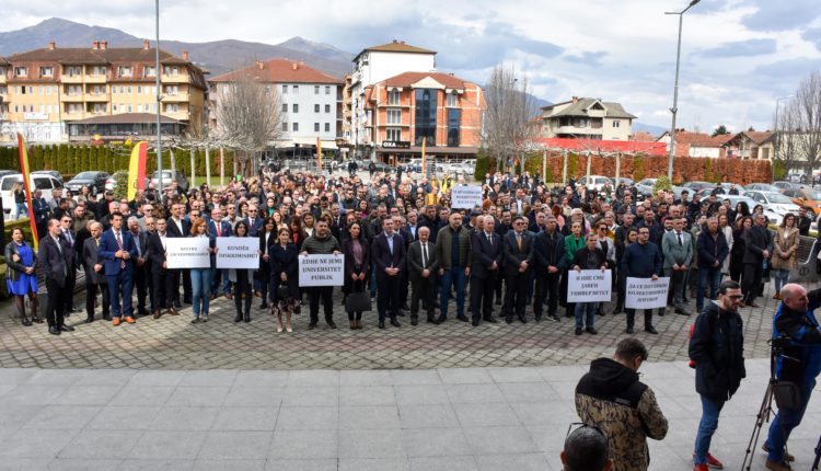 Sindikata e Universitetit të Tetovës organizoi protestë për nënshkrimin e Marrëveshjes Kolektive me Kryetarin e Parlamentit të RMV-së