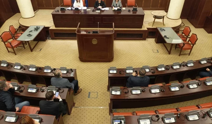 Propozim-vendimi për rroga më të ulëta të funksionarëve dhe deputetëve u mbështet nga Komisioni kuvendor për zgjedhje dhe emërime