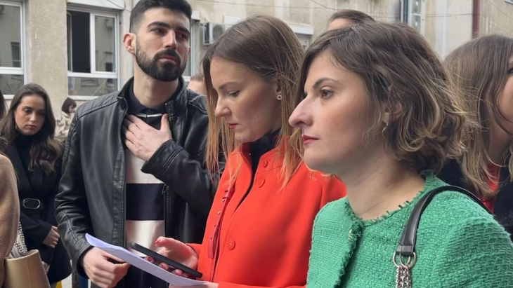 Mjekët e rinj muaji i tretë që presin të thirren në praktikë e cila i detyron për regjistrim në specializim