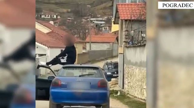 Hipi mbi makinë teksa mjeti ishte në ecje dhe pengoi qarkullimin, e pëson keq 20-vjeçari në Pogradec (VIDEO)