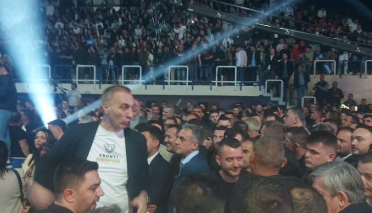 Grubi: Pesëmijë njerëz presin jashtë