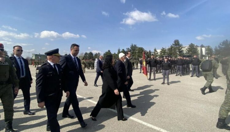 Liderët shtetërorë bashkë me Rifat Jasharin kalojnë para kuadrateve të FSK-së