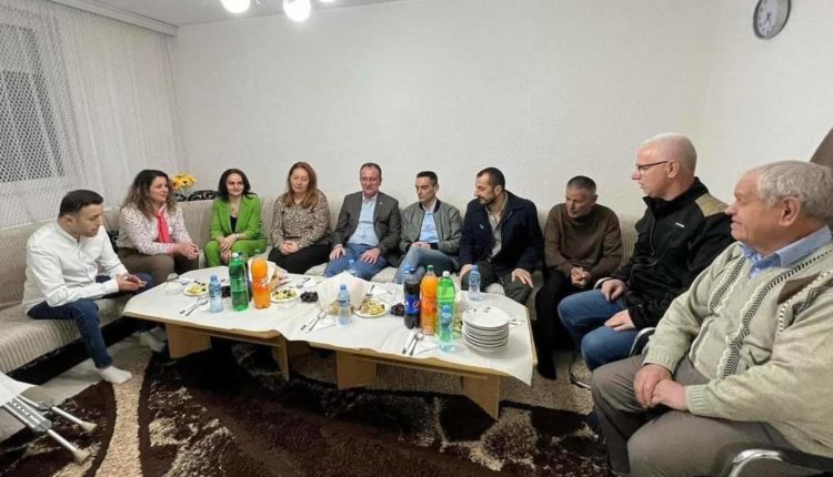 Arben Taravari me bashkëshorten Nora në iftar tek një familje në Sllupçan