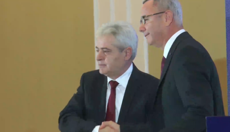 Ali Ahmeti dhe Zejd Rexhepi nënshkruajnë marrëveshjen e koalicionit