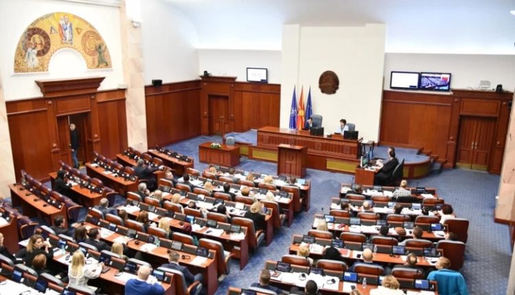 Parlamenti shkarkon anëtarët e tre Këshillave drejtues