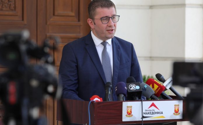 Mickoski: Qeveria e VMRO-së do i shpërblejë mësimdhënësit dhe arsimtarët që merren me shkencë me 50 për qind shtesë në pagë