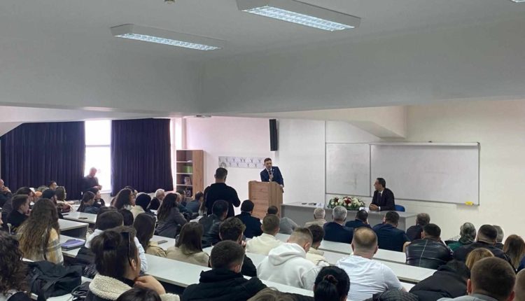 Kryediplomati në debat interaktiv me studentët e UT: Pse është e rëndësishme BE-ja?